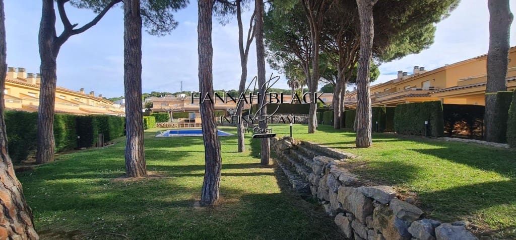 3 bedroom Villa for sale in L'Escala with pool - € 369,000 (Ref: 9677105)