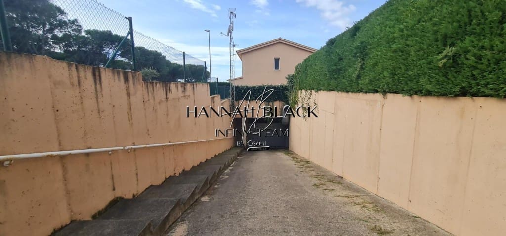 3 bedroom Villa for sale in L'Escala with pool - € 369,000 (Ref: 9677105)