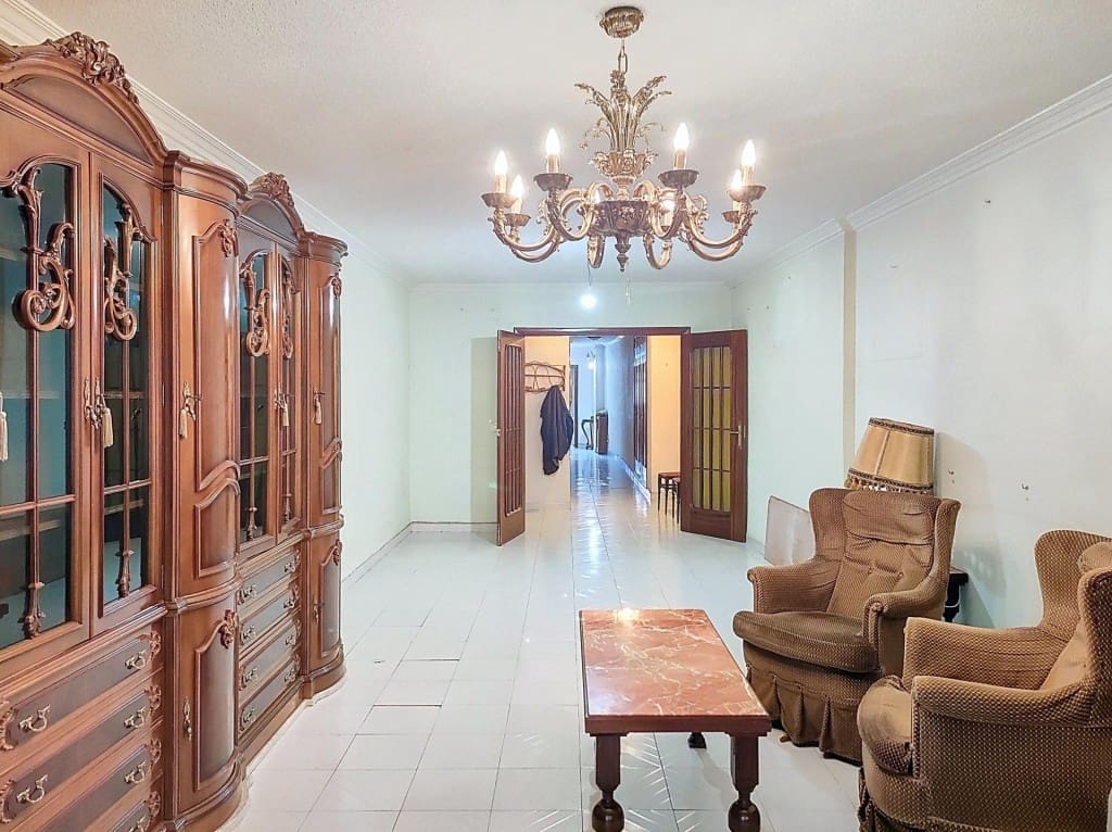 5 bedroom Apartment for sale in Valdepenas - € 199,000 (Ref: 9679730)