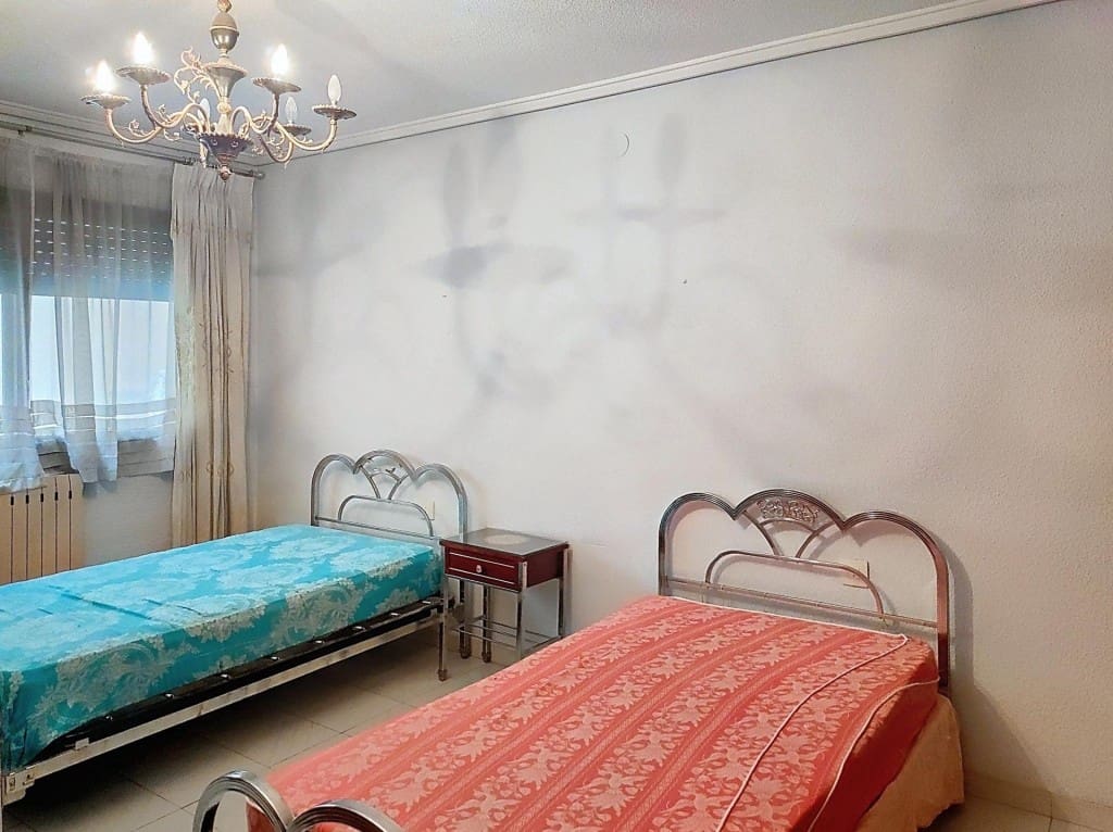 5 bedroom Apartment for sale in Valdepenas - € 199,000 (Ref: 9679730)