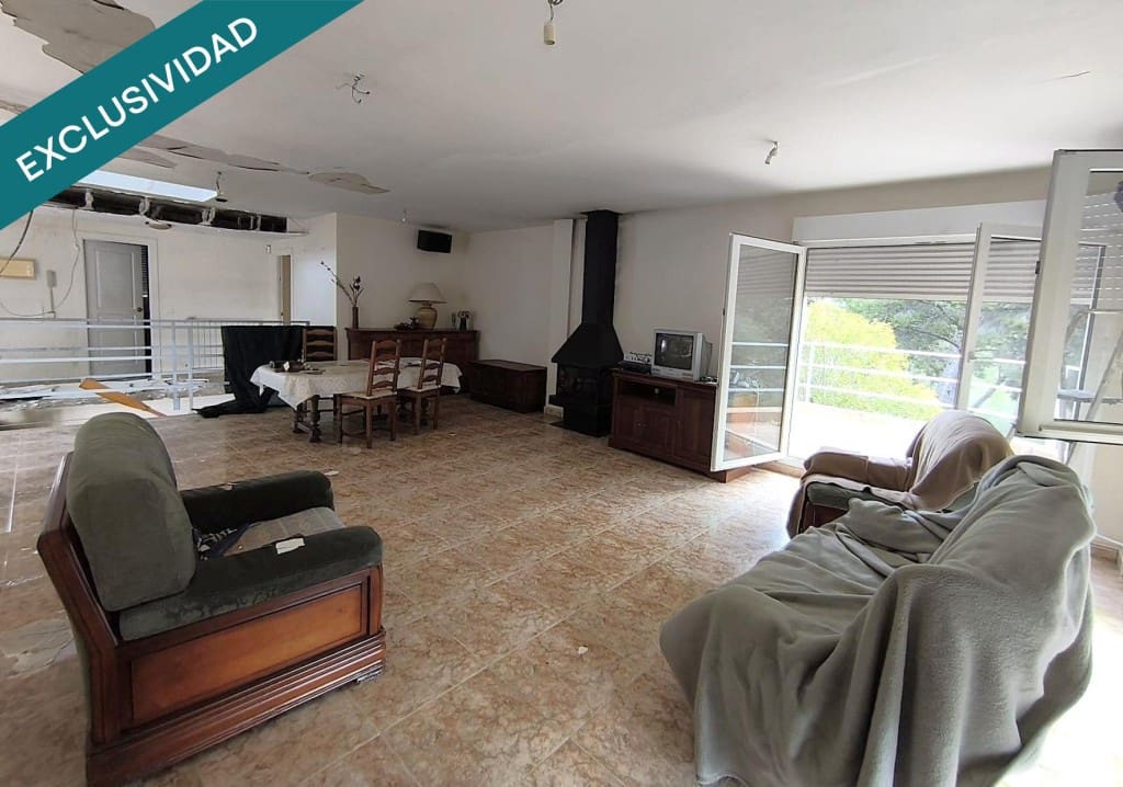 5 bedroom Villa for sale in La Muela with pool garage - € 220,000 (Ref: 9686293)