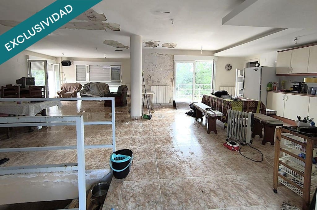 5 bedroom Villa for sale in La Muela with pool garage - € 220,000 (Ref: 9686293)