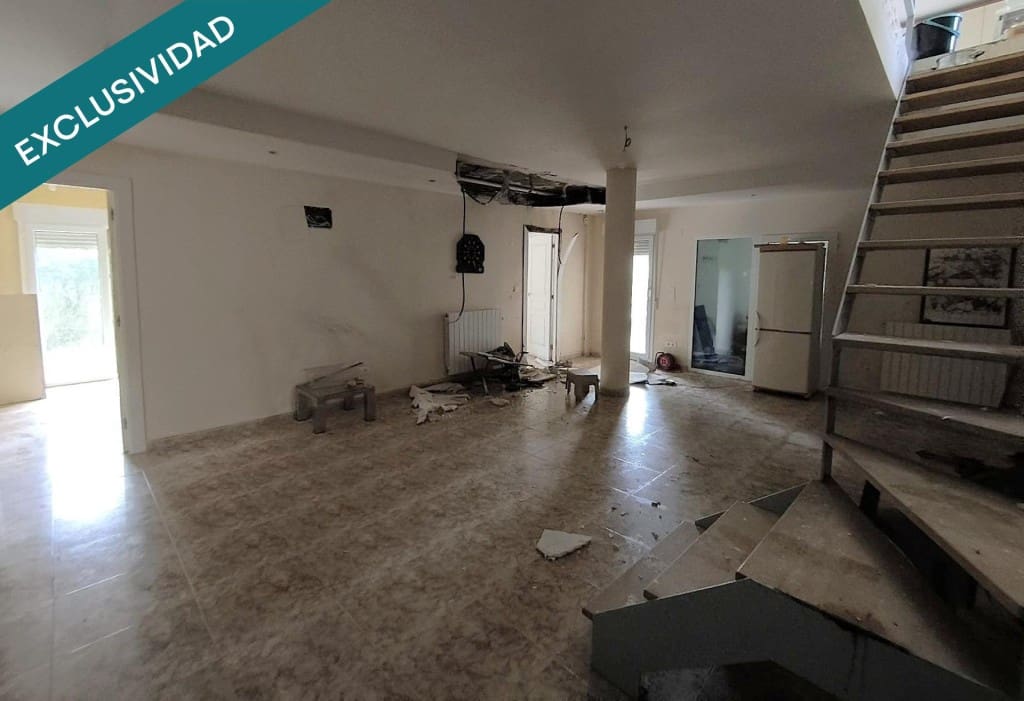 5 bedroom Villa for sale in La Muela with pool garage - € 220,000 (Ref: 9686293)