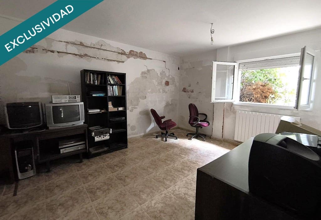 5 bedroom Villa for sale in La Muela with pool garage - € 220,000 (Ref: 9686293)