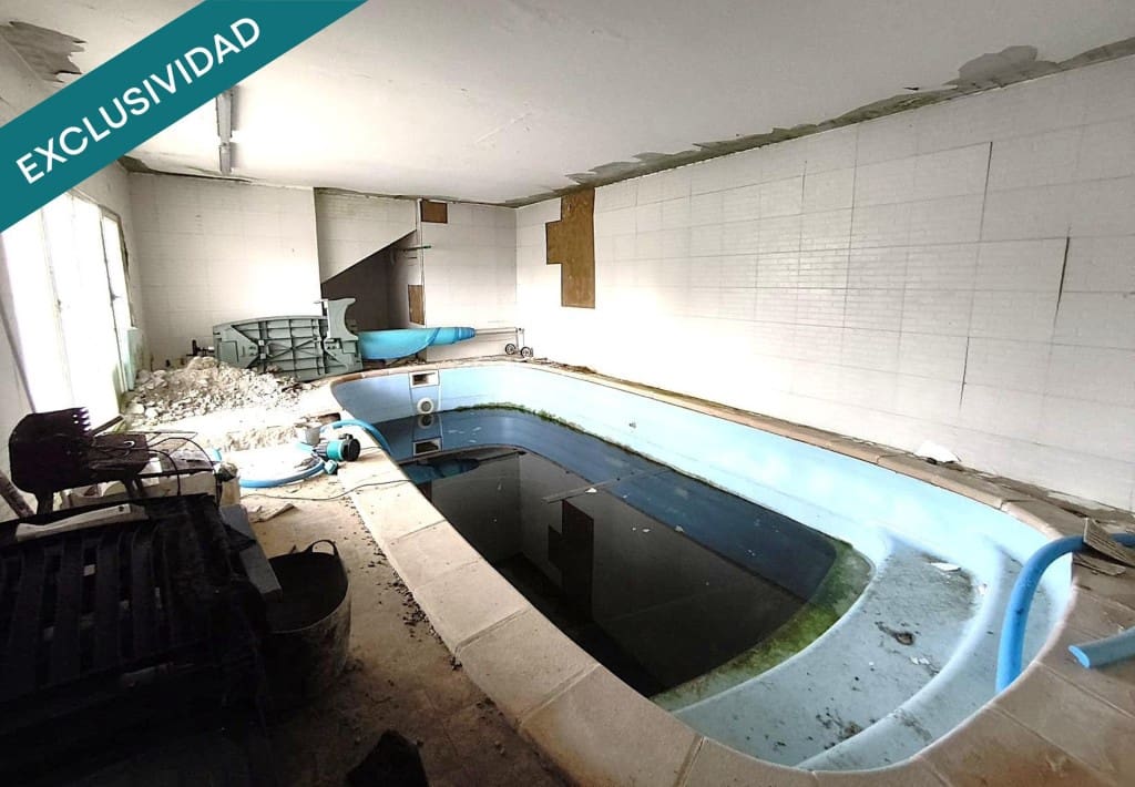 5 bedroom Villa for sale in La Muela with pool garage - € 220,000 (Ref: 9686293)