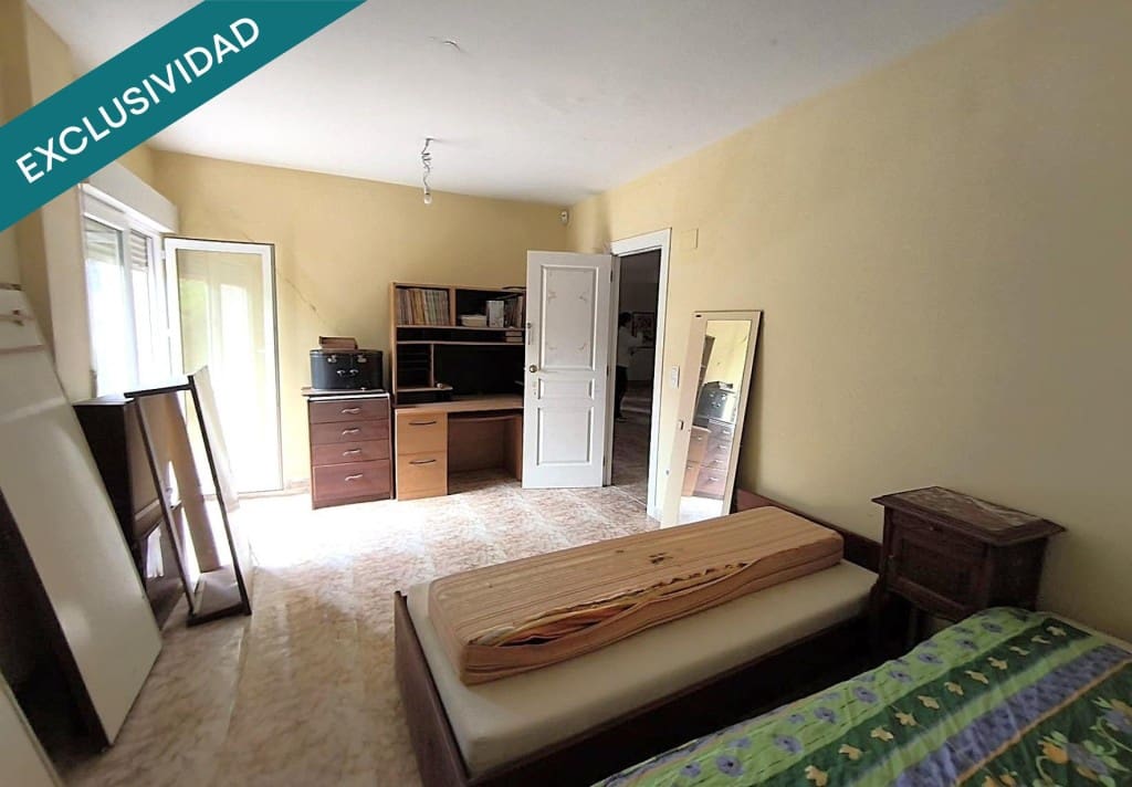 5 bedroom Villa for sale in La Muela with pool garage - € 220,000 (Ref: 9686293)