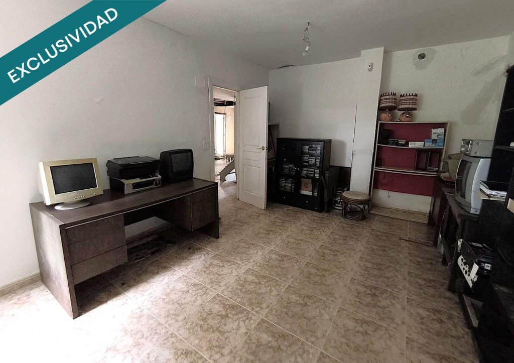 5 bedroom Villa for sale in La Muela with pool garage - € 220,000 (Ref: 9686293)