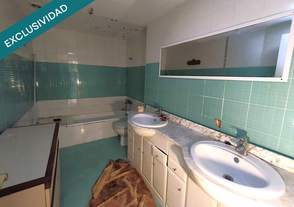 5 bedroom Villa for sale in La Muela with pool garage - € 220,000 (Ref: 9686293)