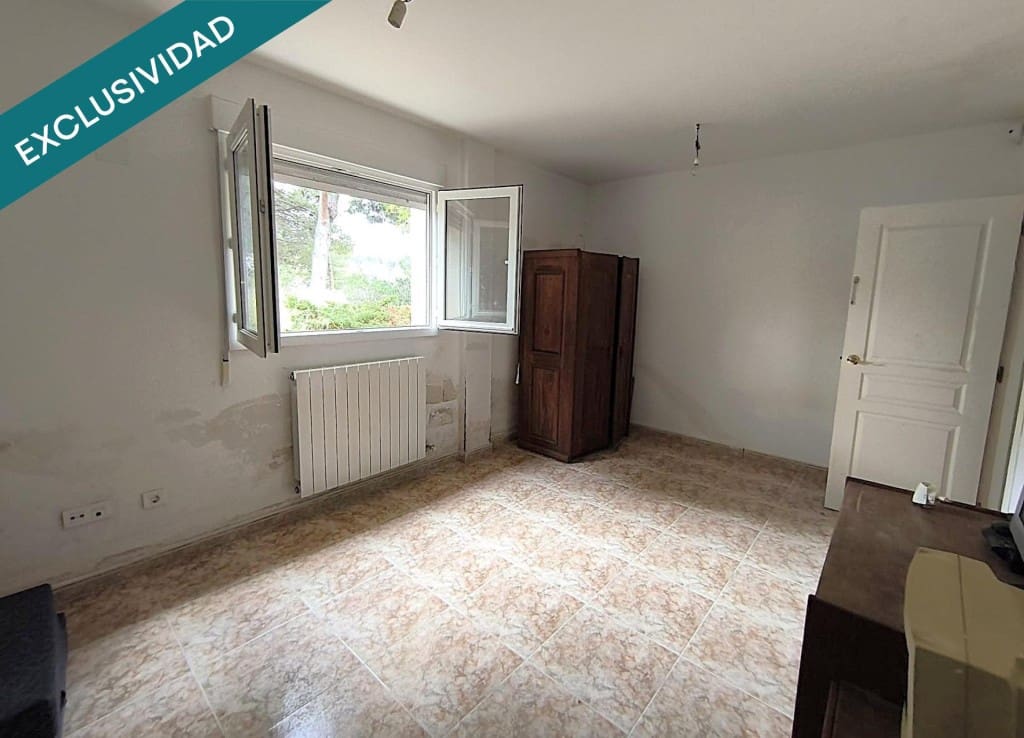 5 bedroom Villa for sale in La Muela with pool garage - € 220,000 (Ref: 9686293)