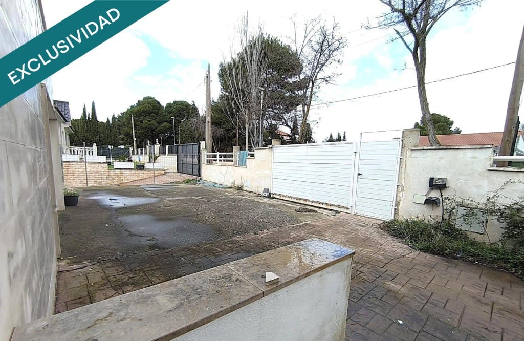 5 bedroom Villa for sale in La Muela with pool garage - € 220,000 (Ref: 9686293)