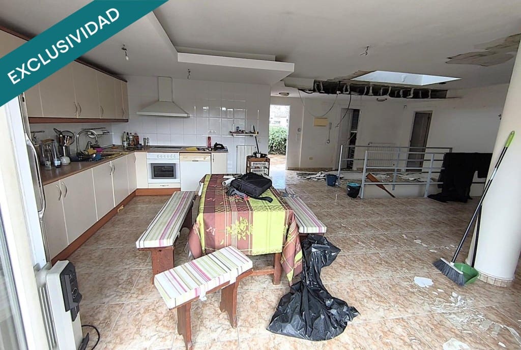 5 bedroom Villa for sale in La Muela with pool garage - € 220,000 (Ref: 9686293)
