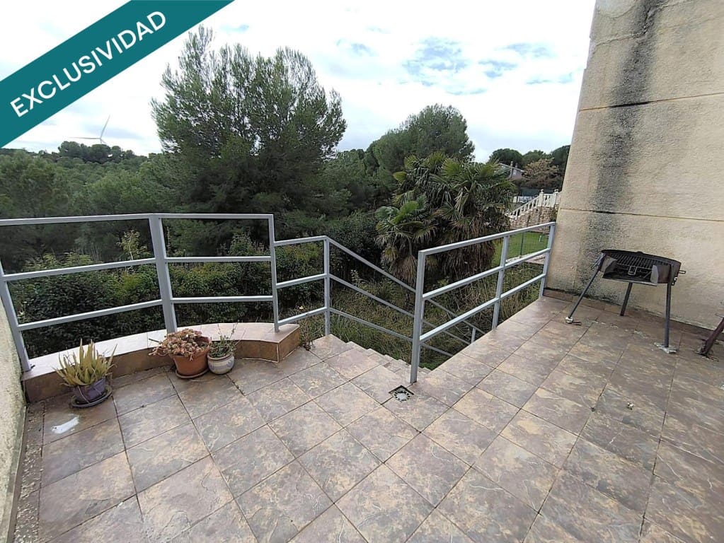 5 bedroom Villa for sale in La Muela with pool garage - € 220,000 (Ref: 9686293)