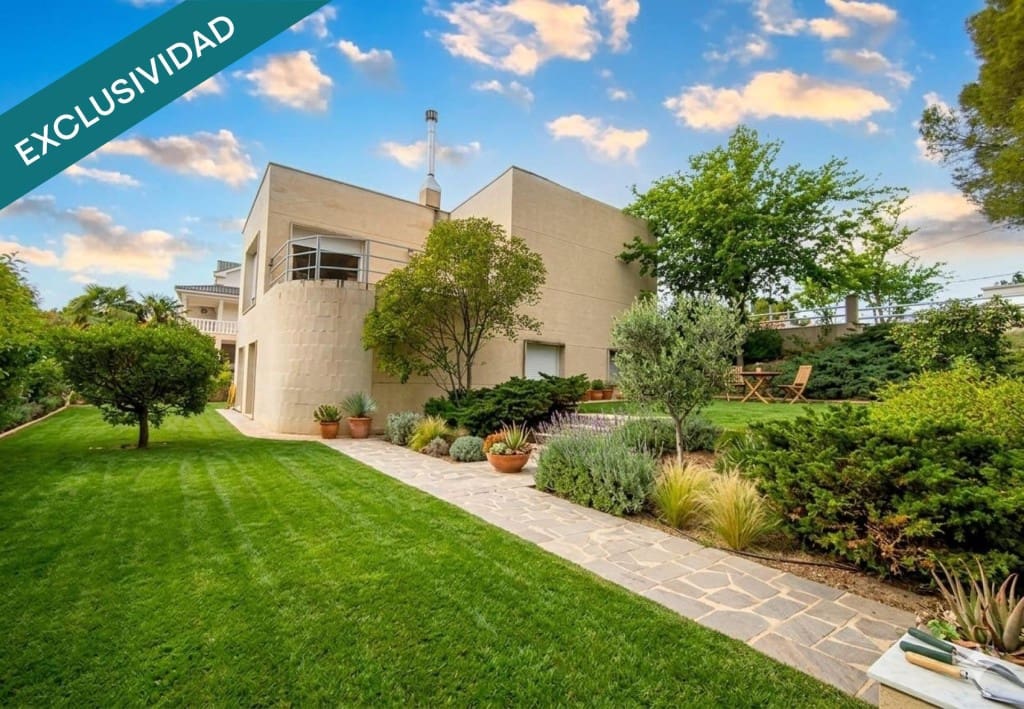 5 bedroom Villa for sale in La Muela with pool garage - € 220,000 (Ref: 9686293)