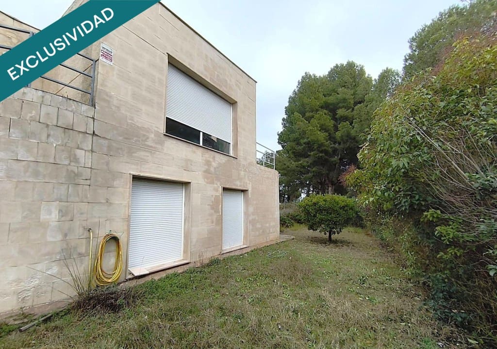 5 bedroom Villa for sale in La Muela with pool garage - € 220,000 (Ref: 9686293)