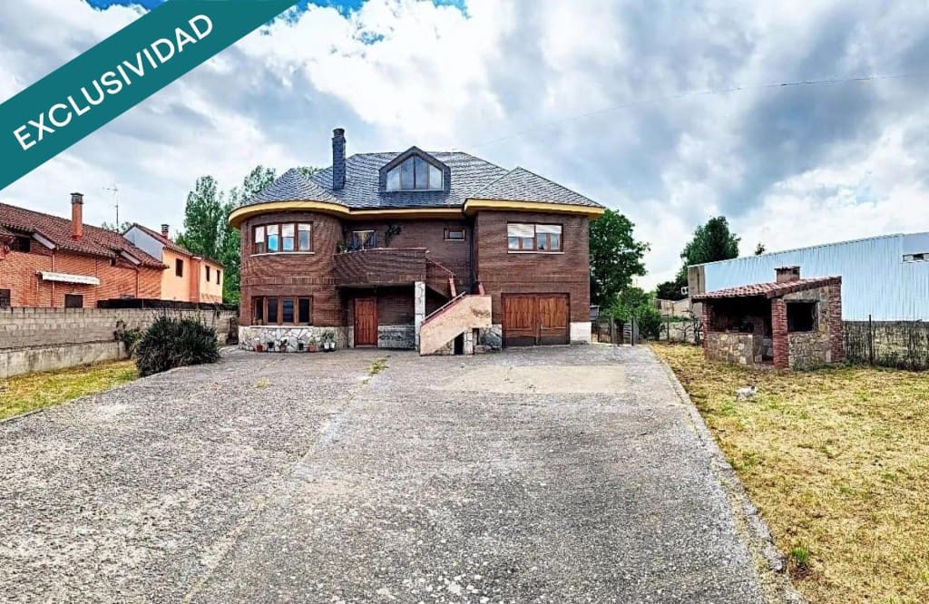 5 soveværelse Villa til salg i Sariegos med garage - € 303.800 (Ref: 9686294)