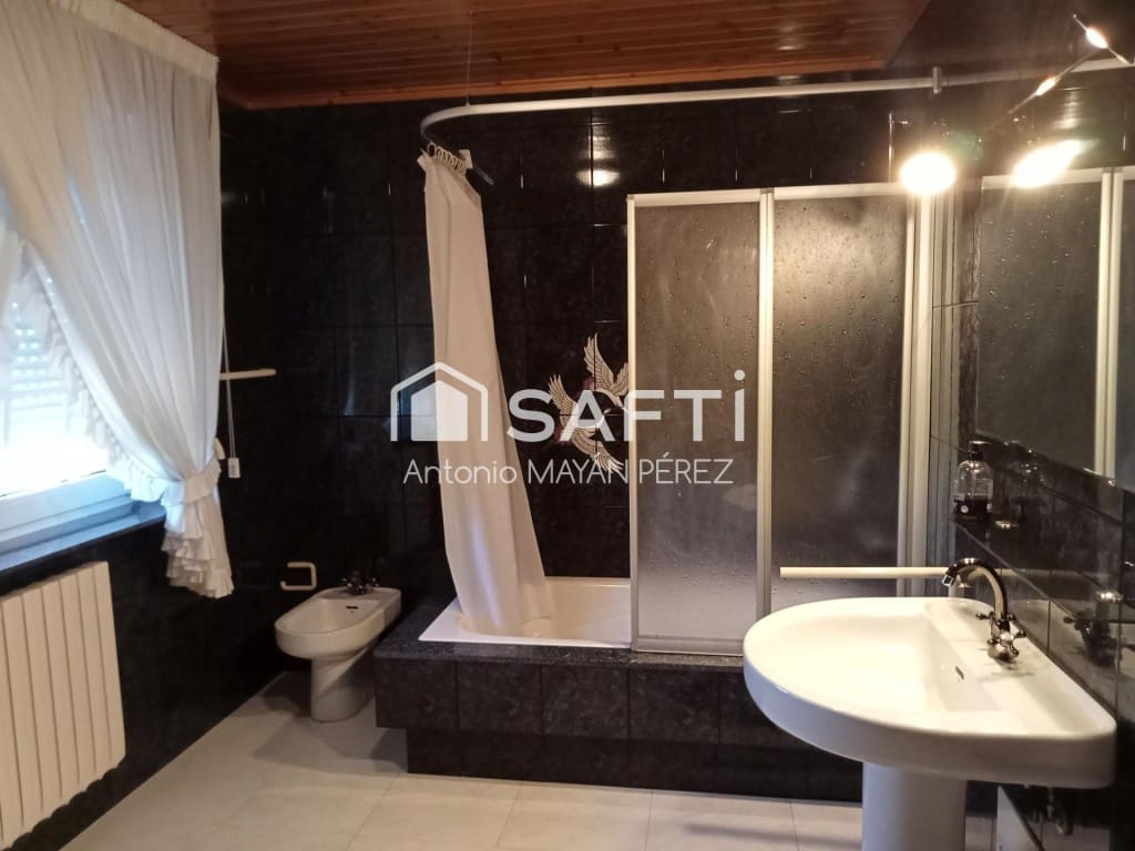 6 sypialnia Willa na sprzedaż w Vilagarcia de Arousa z basenem garażem - 727 000 € (Ref: 9690455)