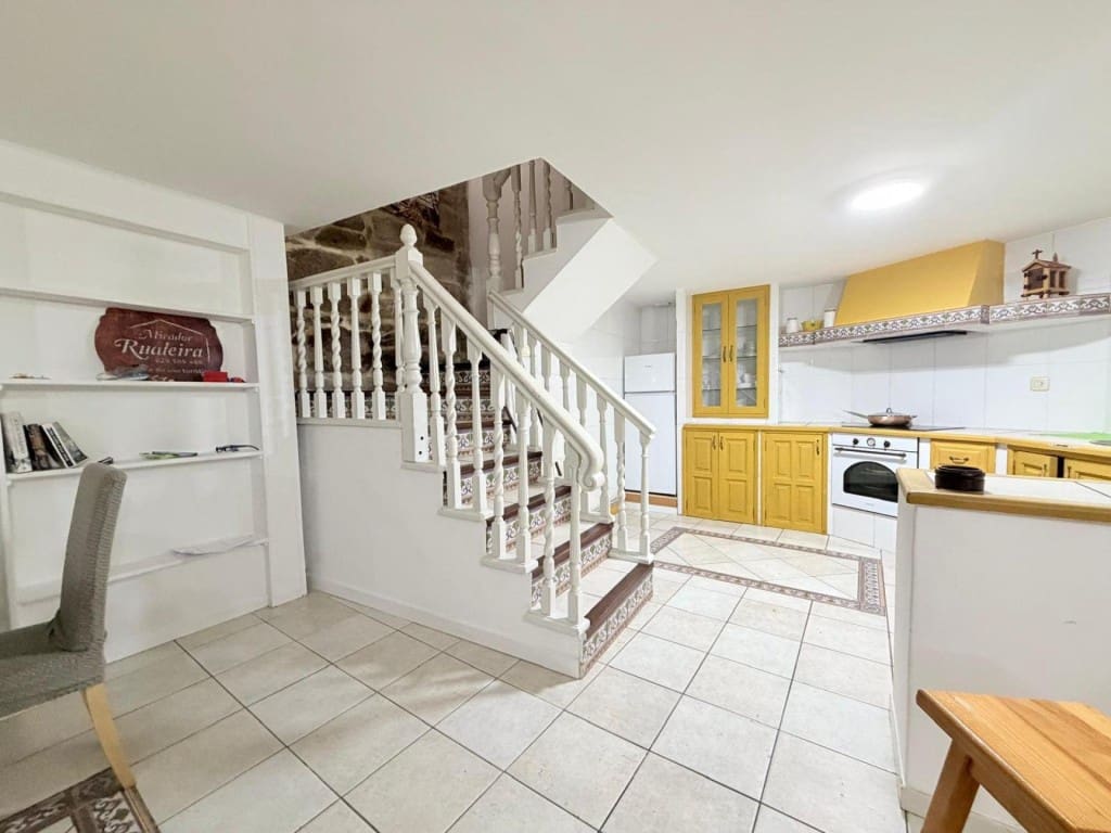 4 bedroom Villa for sale in Poio - € 459,000 (Ref: 9690463)