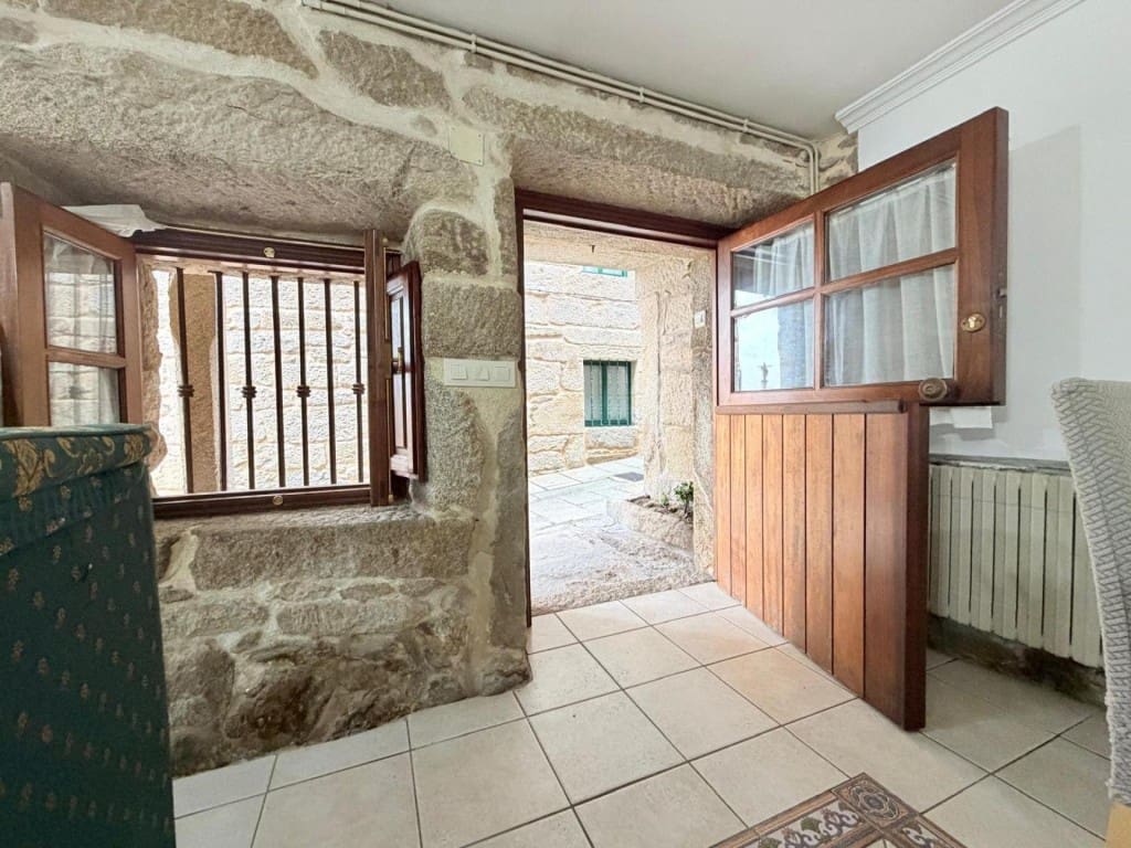 4 bedroom Villa for sale in Poio - € 459,000 (Ref: 9690463)