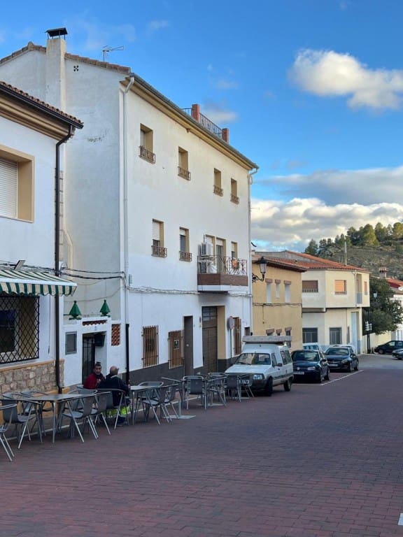 8 bedroom Villa for sale in Teresa de Cofrentes with garage - € 175,000 (Ref: 9690464)