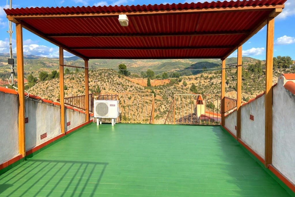 8 bedroom Villa for sale in Teresa de Cofrentes with garage - € 175,000 (Ref: 9690464)