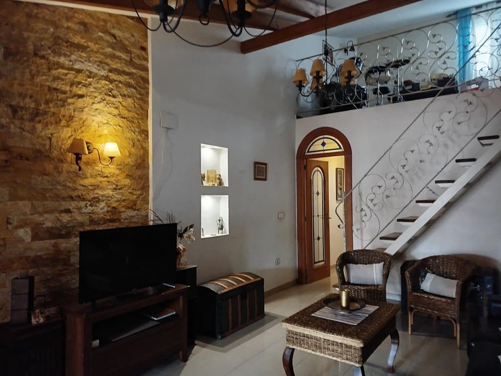 4 bedroom Terraced Villa for rent in Novelda - € 900 (Ref: 9690466)