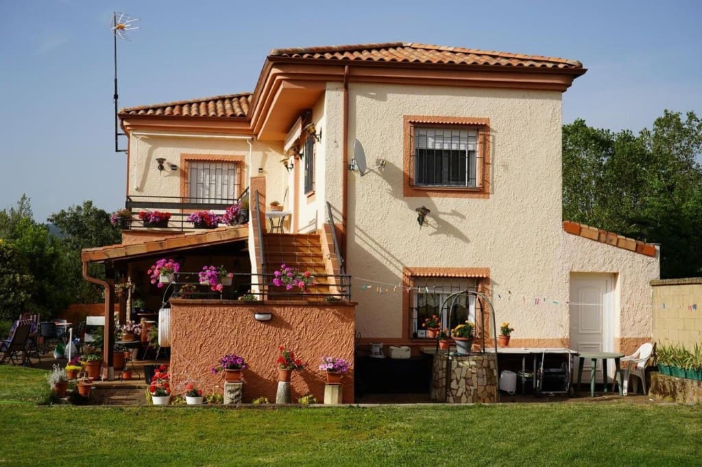 4 bedroom Villa for sale in Cuadros with pool - € 280,000 (Ref: 9698751)