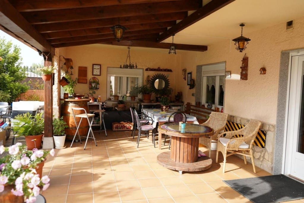 4 bedroom Villa for sale in Cuadros with pool - € 280,000 (Ref: 9698751)