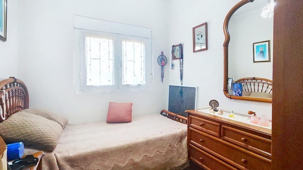 4 bedroom Villa for sale in Cuadros with pool - € 280,000 (Ref: 9698751)