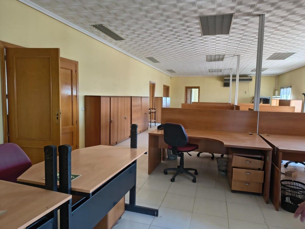 Commercial for sale in Tarancon - € 6,000,000 (Ref: 9711889)