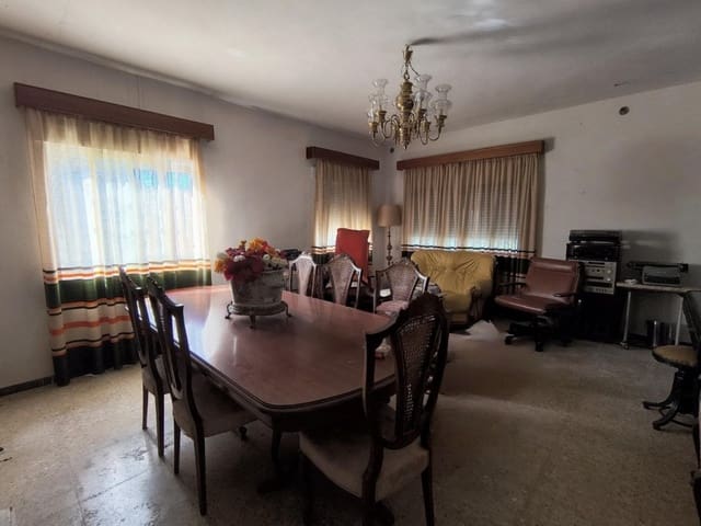 4 bedroom Villa for sale in Humanes with garage - € 369,000 (Ref: 9711890)