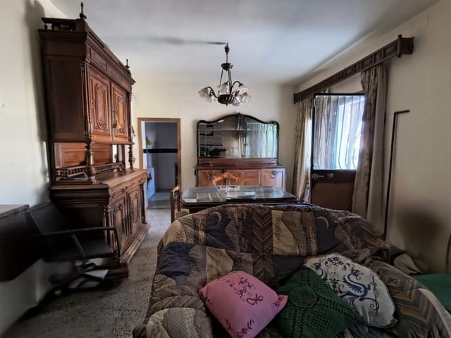 4 bedroom Villa for sale in Humanes with garage - € 369,000 (Ref: 9711890)