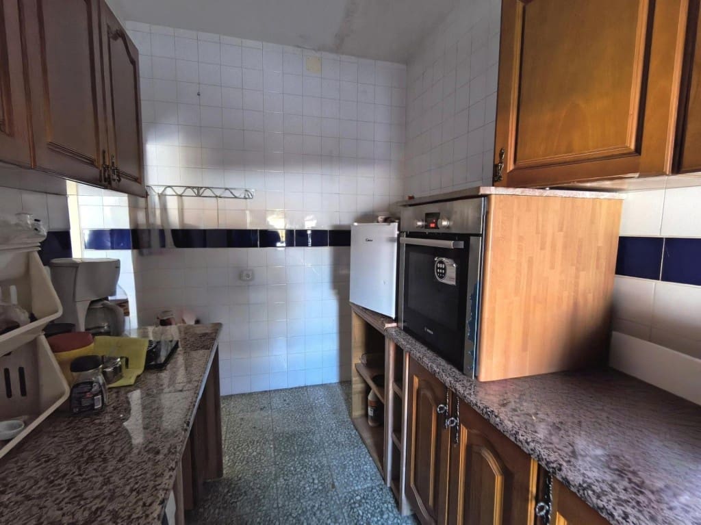 4 bedroom Villa for sale in Humanes with garage - € 369,000 (Ref: 9711890)