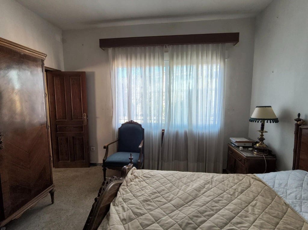 4 bedroom Villa for sale in Humanes with garage - € 369,000 (Ref: 9711890)