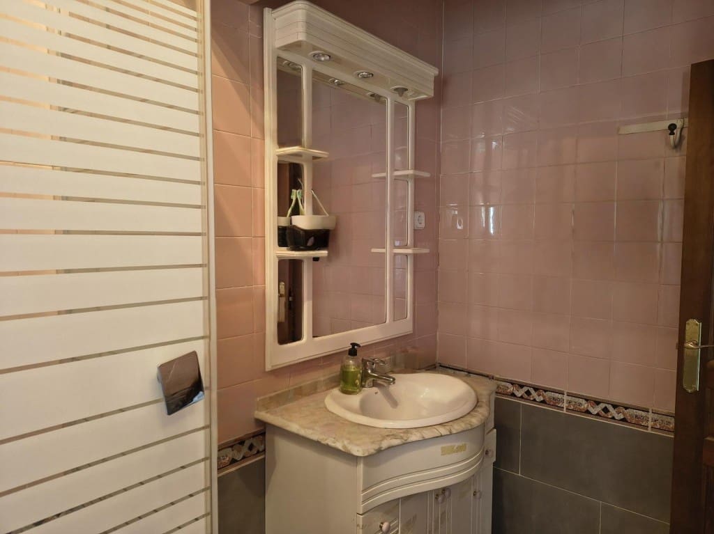 4 bedroom Villa for sale in Humanes with garage - € 369,000 (Ref: 9711890)