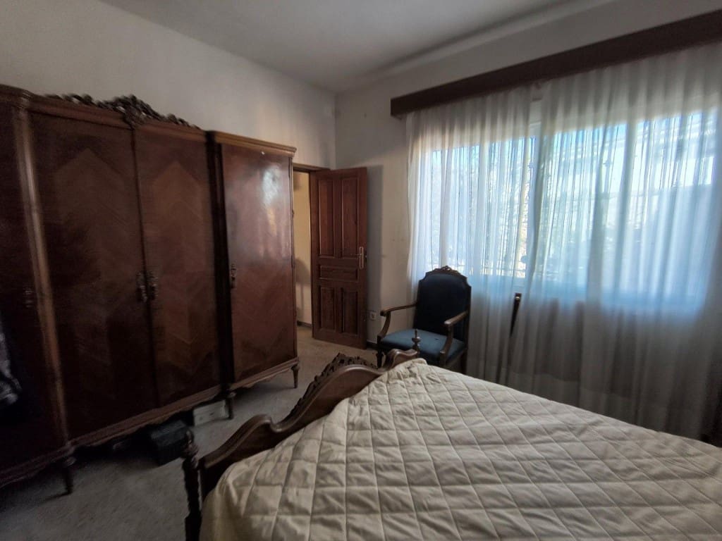 4 bedroom Villa for sale in Humanes with garage - € 369,000 (Ref: 9711890)