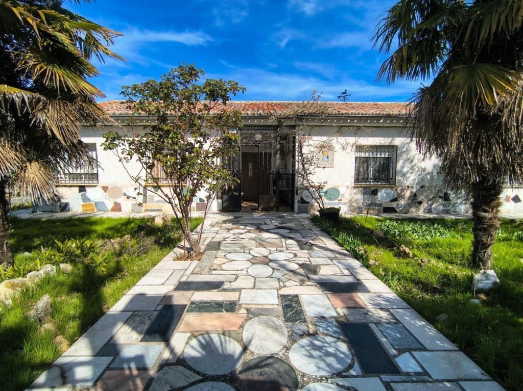 4 bedroom Villa for sale in Humanes with garage - € 369,000 (Ref: 9711890)