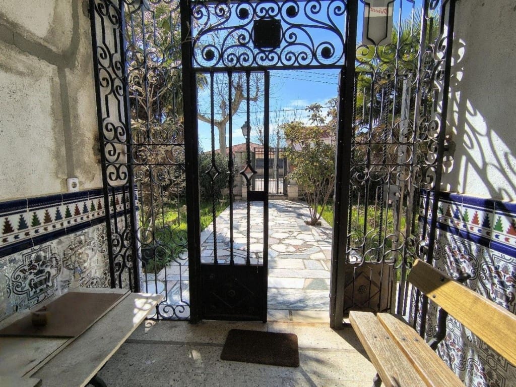 4 bedroom Villa for sale in Humanes with garage - € 369,000 (Ref: 9711890)