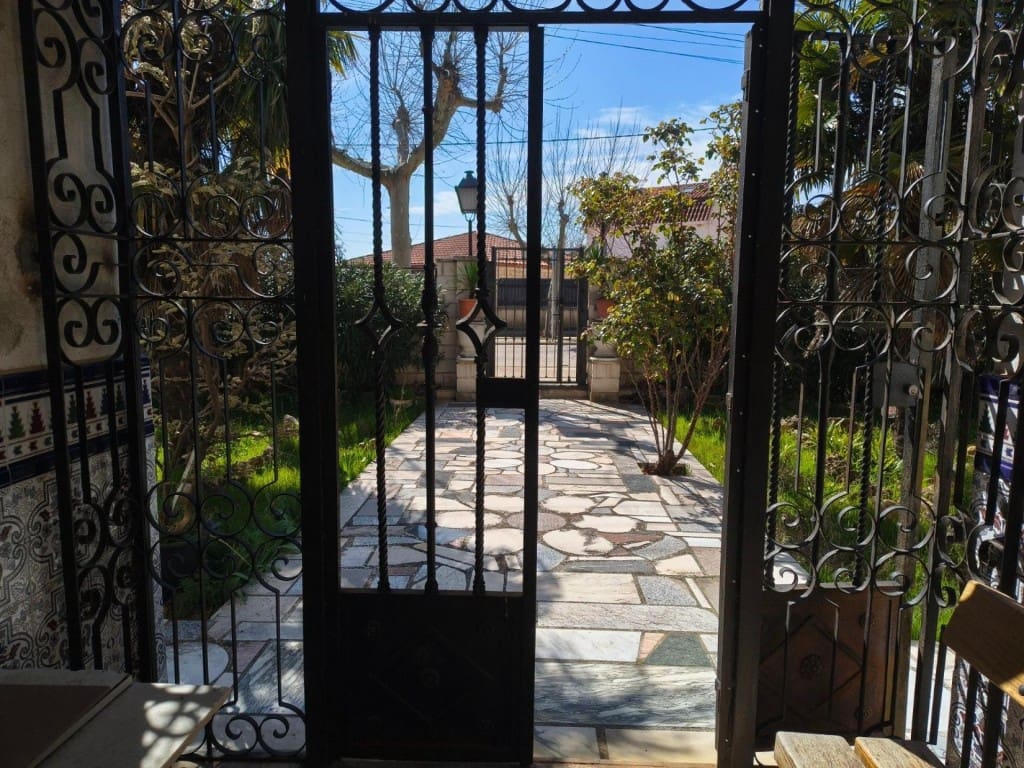 4 bedroom Villa for sale in Humanes with garage - € 369,000 (Ref: 9711890)