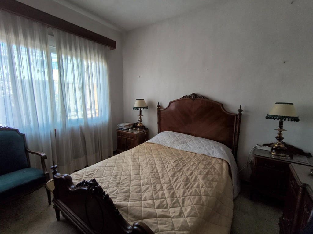 4 bedroom Villa for sale in Humanes with garage - € 369,000 (Ref: 9711890)