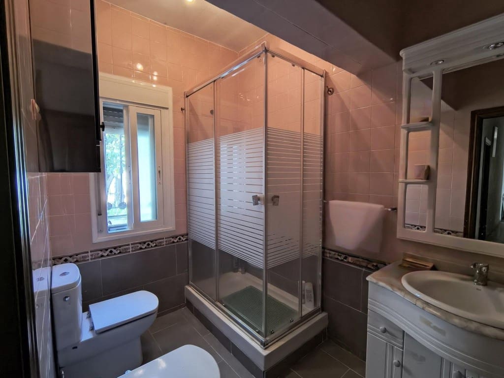 4 bedroom Villa for sale in Humanes with garage - € 369,000 (Ref: 9711890)