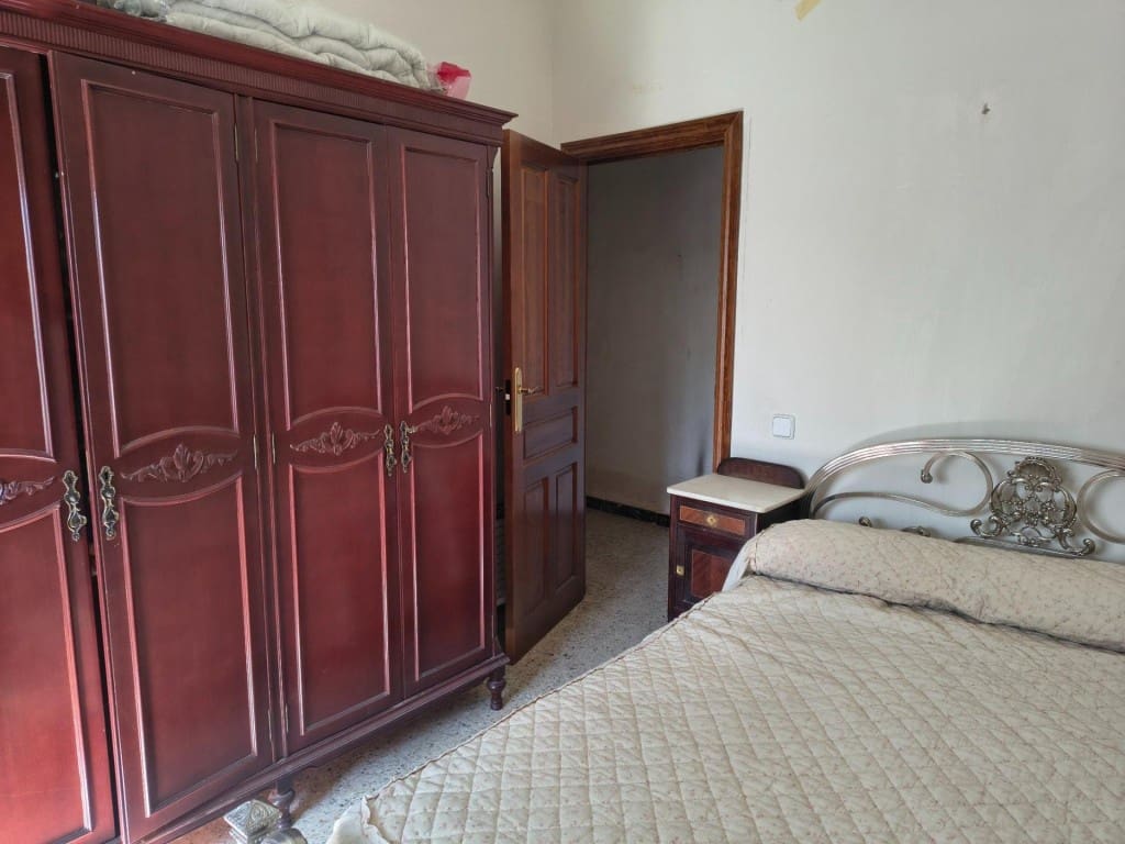 4 bedroom Villa for sale in Humanes with garage - € 369,000 (Ref: 9711890)