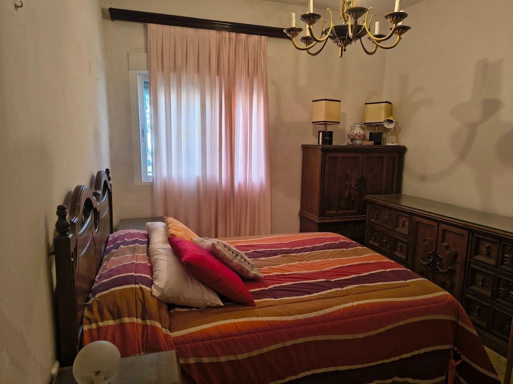 4 bedroom Villa for sale in Humanes with garage - € 369,000 (Ref: 9711890)