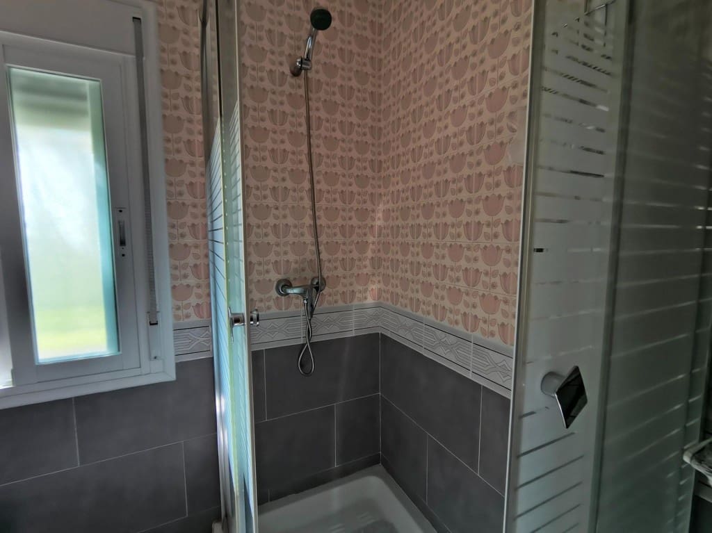 4 bedroom Villa for sale in Humanes with garage - € 369,000 (Ref: 9711890)