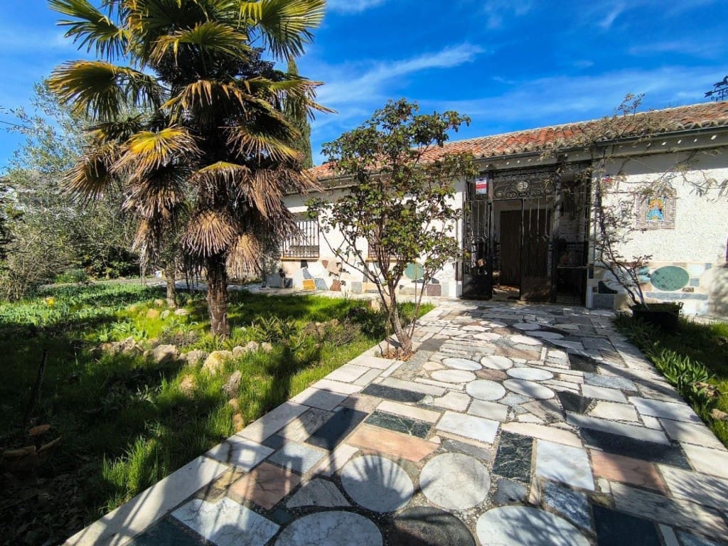 4 bedroom Villa for sale in Humanes with garage - € 369,000 (Ref: 9711890)