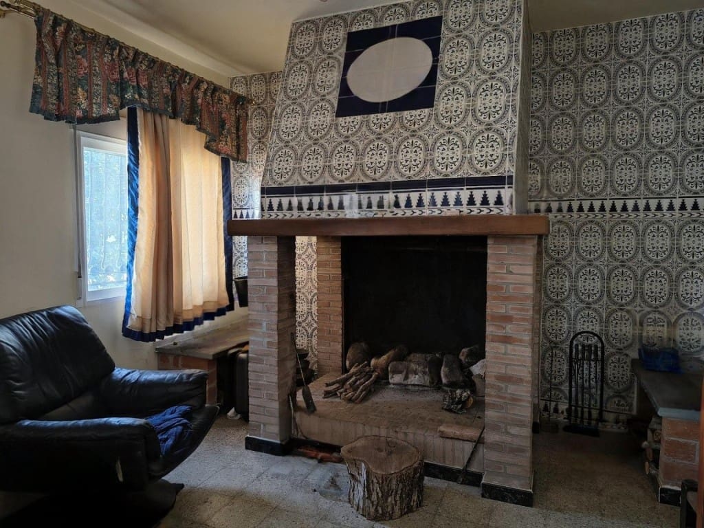 4 bedroom Villa for sale in Humanes with garage - € 369,000 (Ref: 9711890)