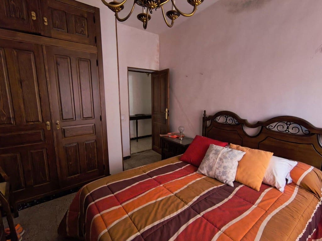 4 bedroom Villa for sale in Humanes with garage - € 369,000 (Ref: 9711890)