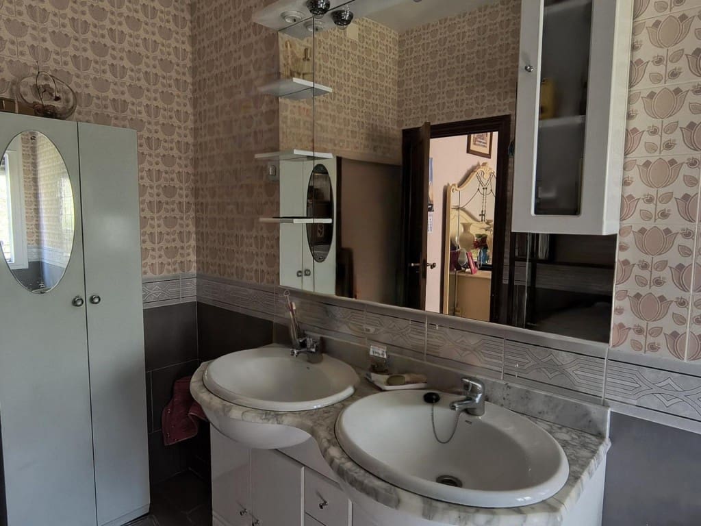 4 bedroom Villa for sale in Humanes with garage - € 369,000 (Ref: 9711890)