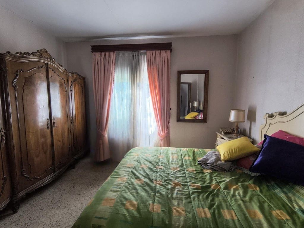 4 bedroom Villa for sale in Humanes with garage - € 369,000 (Ref: 9711890)