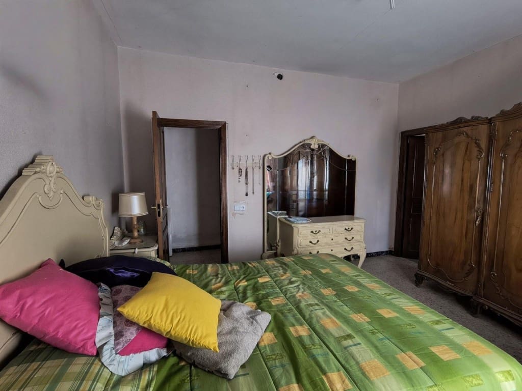 4 bedroom Villa for sale in Humanes with garage - € 369,000 (Ref: 9711890)