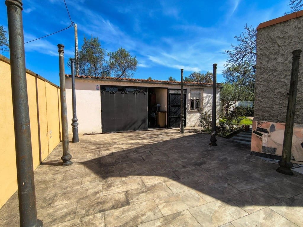 4 bedroom Villa for sale in Humanes with garage - € 369,000 (Ref: 9711890)